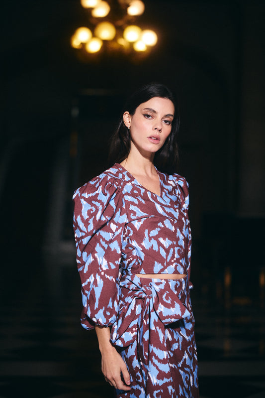 Blusa Mikonos Estampada Manga Larga Cafe con Celeste