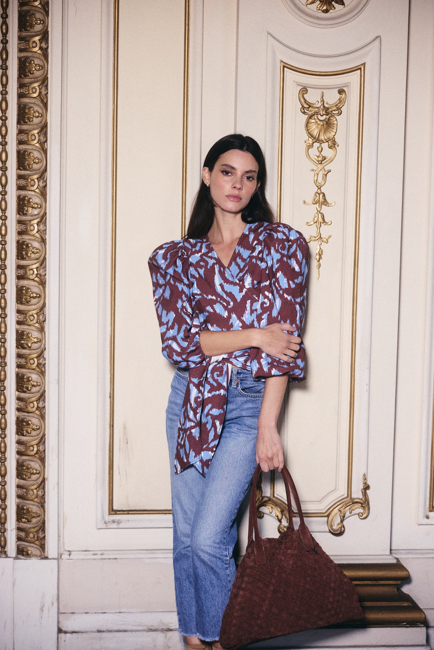 Blusa Mikonos Estampada Manga Larga Cafe con Celeste (Disponible en Falabella.com)
