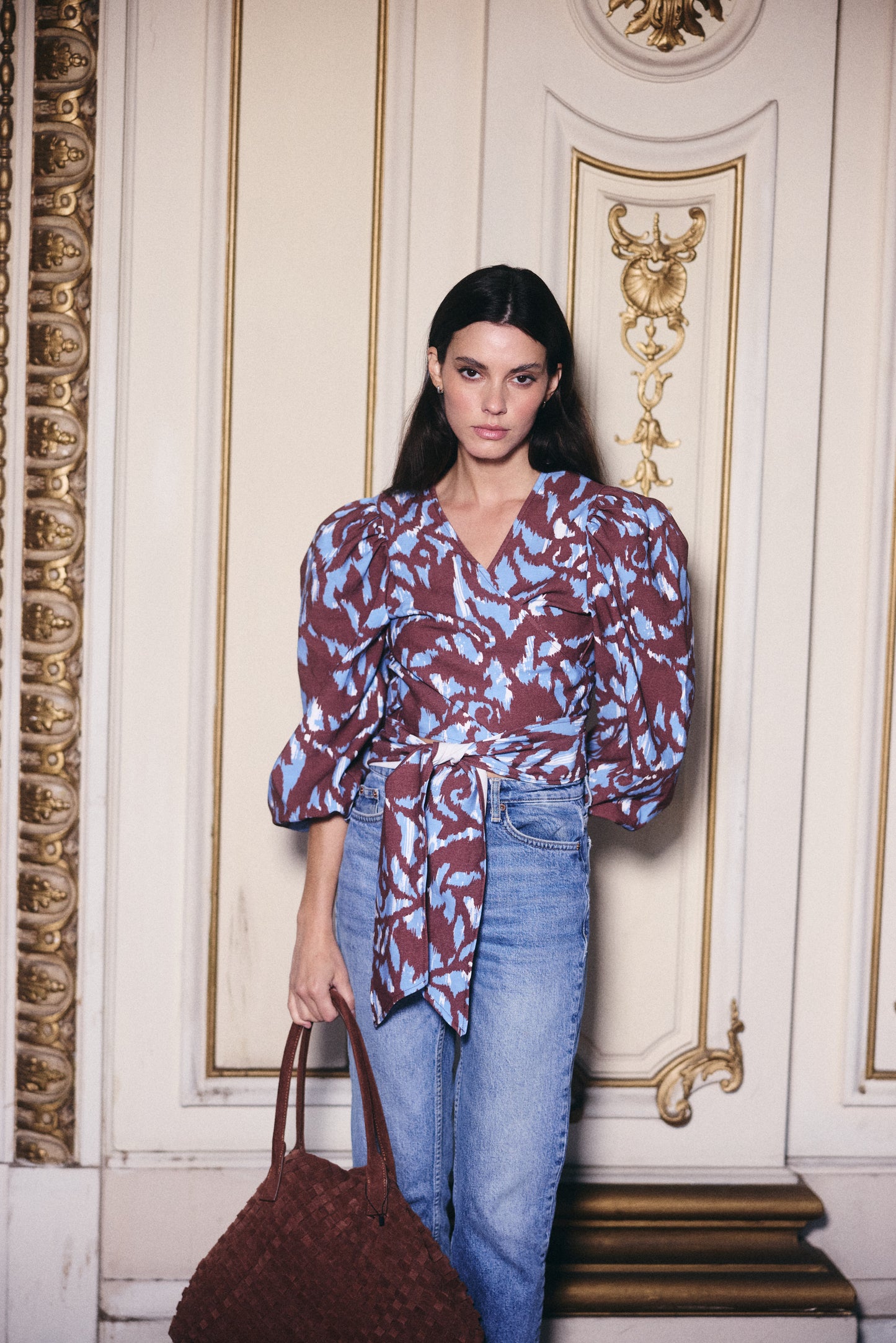 Blusa Mikonos Estampada Manga Larga Cafe con Celeste (Disponible en Falabella.com)